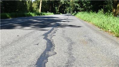 Voller Wellen und Risse: Die Kreisstraße 54 zwischen der ehemaligen B6 und Schwegen wird im November saniert.