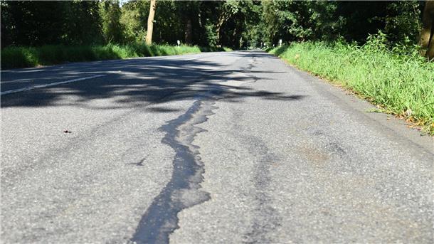 Voller Wellen und Risse: Die Kreisstraße 54 zwischen der ehemaligen B6 und Schwegen wird im nächsten Jahr saniert. Danach steht Laven auf der Liste.