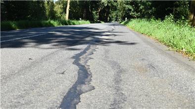 Voller Wellen und Risse: Die Kreisstraße 54 zwischen der ehemaligen B6 und Schwegen wird im nächsten Jahr saniert. Danach steht Laven auf der Liste.
