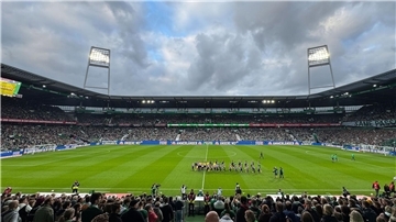 Volles Haus: 37.000 Zuschauer sehen das Nordderby zwischen Werder Bremen und dem Hamburger SV im Weserstadion.