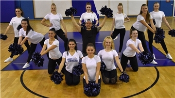 Volontär Gregor Teichmann im Selbstversuch: Wie hart ist ein Training beim Danceteam der Eisbären Bremerhaven?