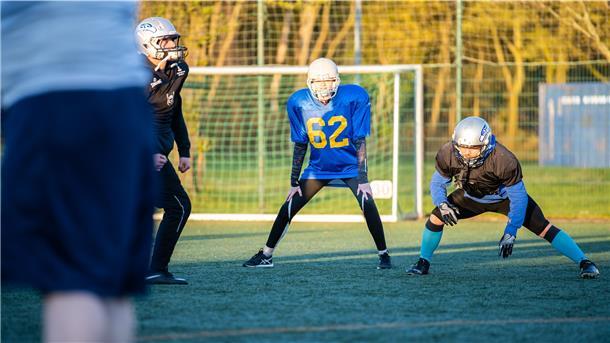 Volontärin Stefanie Jürgensen in Gefahr: Als Frau beim American Football der Bremerhavener Mannschaft "Seahawks" im Nordseestadion.