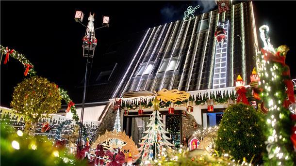 Drohbrief gegen Weihnachtshaus Vom 1. Advent bis zum Jahresende erstrahlt das Haus der Familie in Delmenhorst mit Weihnachtsdekoration und rund 60.000 Lichtern.