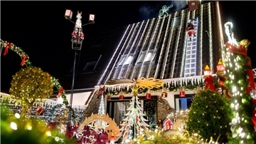 Drohbrief gegen Weihnachtshaus Vom 1. Advent bis zum Jahresende erstrahlt das Haus der Familie in Delmenhorst mit Weihnachtsdekoration und rund 60.000 Lichtern.