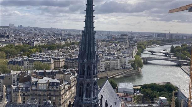 Vom Dach der Kirche Notre-Dame kann man den Fluss Seine sehen.