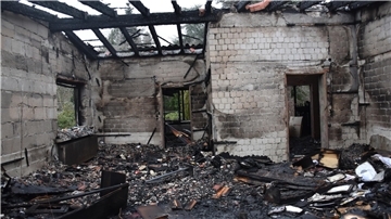 Vom ehemaligen Wohnzimmer, in dem der Brand entstanden ist, stehen nur noch die Grundmauern.