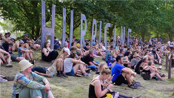 Vom Hügel gegenüber der Blue Stage beim XXL-Hurricane-Schriftzug hast Du alles im Blick und noch ein paar Grashalme unter dir.