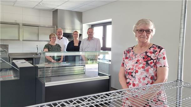 Phänomenal: 71-Jährige startet mit runderneuertem Dorfladen durch Vom Improvisationscharakter des Midlumer Dorfladens ist nach der aufwändigen Sanierung keine Spur mehr. Zusammen mit Manuela Reddig (von links), Michael Göbel, Ortsbürgermeisterin Patricia Gerhardt und dem neuen Bürgermeister Jörg-Andreas Sagemühl freut sich Ladenbetreiberin Gabriele Czierlitzki auf die Eröffnung.