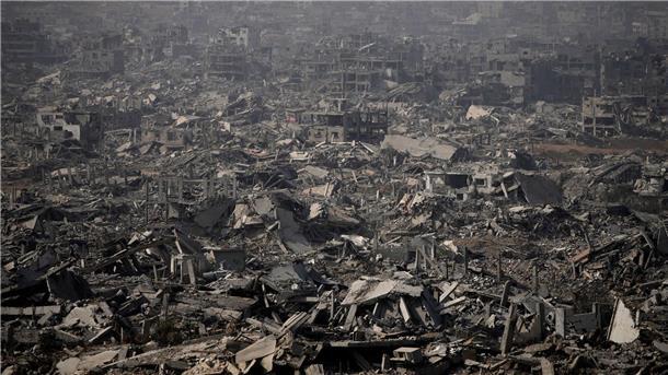 Vom israelischen Militär zerstörte Gebäude liegen in Trümmern im Viertel Shijaiya in der Stadt Gaza, während einer von der israelischen Armee organisierten Tour für Journalisten. (FOTO UNTER AUFSICHT DER IDF AUFGENOMMEN UND VOM MILITÄRZENSOR GEPRÜFT.)