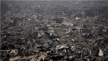 Vom israelischen Militär zerstörte Gebäude liegen in Trümmern im Viertel Shijaiya in der Stadt Gaza, während einer von der israelischen Armee organisierten Tour für Journalisten. (FOTO UNTER AUFSICHT DER IDF AUFGENOMMEN UND VOM MILITÄRZENSOR GEPRÜFT.)