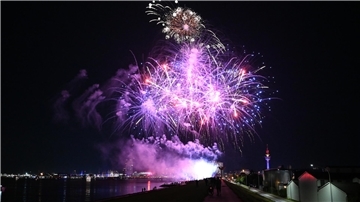 Ein Feuerwerk erleuchtet den Himmel.