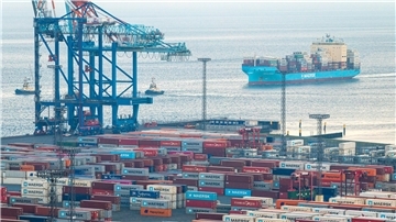 Schiff steuert Containerterminal an. 