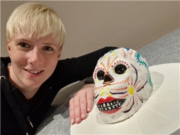 Vom Teigrühren bis zum Bemalen: So entstand der Totenkopfkuchen im Stil des mexikanischen Dia de los Muertos. 