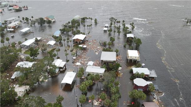 Hurrikan „Idalia“ trifft Florida Vom Wasser umgeben: Häuser in der überfluteten Stadt Horseshoe Beach.