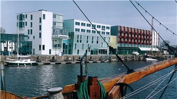 Von Asien, Amerika und aus mehreren europäischen Ländern machen sich dieser Tage Forscher auf den Weg nach Bremerhaven, außerdem Seeleute mehrerer Forschungsschiffe. Alle Teilnehmer müssen sich hier im Fischereihafen in eine strenge zweiwöchige Quarantäne begeben.