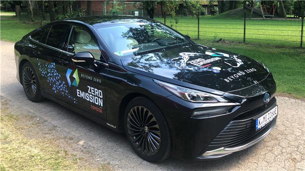 Von außen ein schnittiges Auto, unterm Blech smarte Technik: Dieser Toyota Mirai fährt mit einer Wasserstoff-Brennzelle.