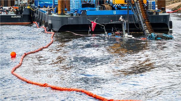 Kran versenkt Schlepper im Bremer Industriehafen Von dem versunkenen Schiff ragt nur noch wenig aus dem Wasser.