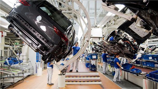 Von den Ausfällen in Wolfsburg, wo vor allem Golf und Tiguan gebaut werden, sind VW zufolge abwechselnd alle vier Montagestrecken betroffen.