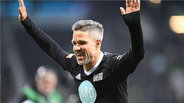 Großer Diego-Abschied: XXL-Puppe stellt 62-Meter-Tor nach Von den Fans gefeiert: Der frühere Werder-Star Diego bei seinem Abschiedsspiel.