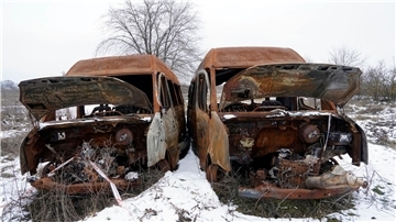 Von den russischen Streitkräften zerstörte Minivans in Borowa.