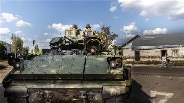 Ukrainische Offensive kommt nur langsam voran Von den USA bereitgestellter Schützenpanzer „Bradley“ im Zentrum von Orichiw.
