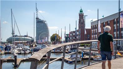 Brücke über das ehemalige Lloyd-Dock in Bremerhaven mit dem Sail City Hotel im Hintergrund