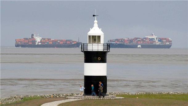 Von der Galerie des Kleinen Preußen haben die Besucher einen weiten Blick über das Wattenmeer und die großen Schiffe.