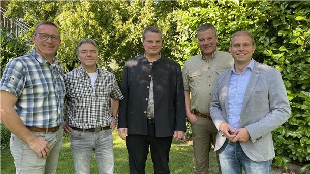 Von der geplanten Schonzeit halten Siegfried Rakowitz (Jägerschaft Zeven, Mitte von links), Hendrik Bardenhagen (Jägerschaft Bremervörde) und Marco Soltau (Jägerschaft Rotenburg) nichts. Sie waren zu Gast bei der Mehrheitsgruppe des Kreistags, hier gemeinsam mit Seedorfs Bürgermeister Harald Hausschild (links) und CDU-Landtagsabgeordneter Eike Holsten (rechts), um ihre Einschätzung zu diesem Thema abzugeben.
