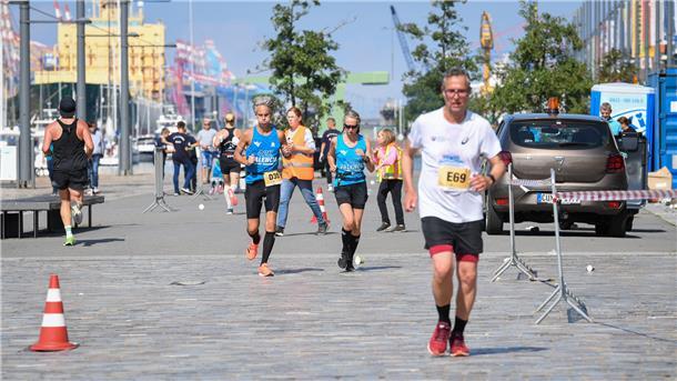 Marathonläufer in den Havenwelten in Bremerhaven