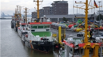 Auch ohne Sail ist Bremerhaven eine maritime Hochburg Von der Kennedy-Brücke hat man einen prima Blick auf den Tonnenhof und die Flotte des Wasserstraßen- und Schifffahrtsamtes.