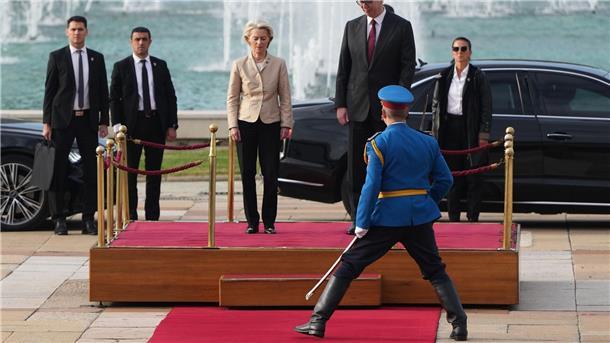 Bilder des Tages Von der Leyen zu Besuch in Belgrad: Empfang mit militärischen Ehren