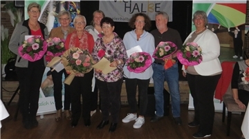 Die geehrten halten Blumensträuße in den Händen und haben sich zum Gruppenfoto aufgestellt.