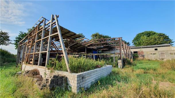 Von der skelettierten Scheune hat der Eigentümer inzwischen die meisten Eternitplatten entfernt. In den nächsten Wochen will er einen Teil der Ruine (Vordergrund) bis auf die Mauern abreißen.