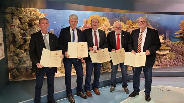 Von der Sportsenatorin wurde der scheidende Kreisvorstand für langjähriges ehrenamtliches Engagement geehrt (von links): Stephan Tatje (STA), Olaf Theuring, Axel Zielinksi, Manfred Rimpler und Sigward Voß.