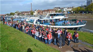 Von dieser Auswärtsfahrt schwärmen viele Fans der Fischtown Pinguins nochheute. 1650 Anhänger begleiteten die Eishockey-Profis 2017 zum Auswärtsspiel bei der Düsseldorfer EG. Verbunden war das mit einer Schiffstour auf dem Rhein und einer unvergesslichen Party.