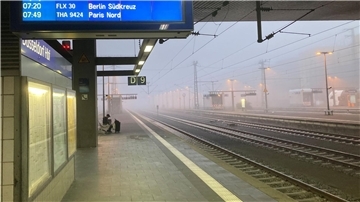 Von einem Bahnsteig des Düsseldorfer Hauptbahnhofs ist ein Betrunkener beim Urinieren vor einen Regionalzug gefallen (Archivbild).