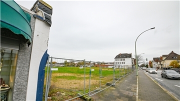 Von einem florierenden Ortsteilzentrum ist Wulsdorf weit entfernt. Auf der eingegrünten Abrissfläche wird ab Februar 2022 das neue Zentrum gebaut.