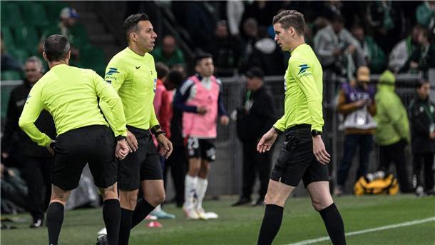 Derby in Frankreich: Linienrichter am Kopf getroffen Von einem Gegenstand getroffen: Linienrichter Mehdi Rahmouni (M.), der glücklicherweise unverletzt blieb.