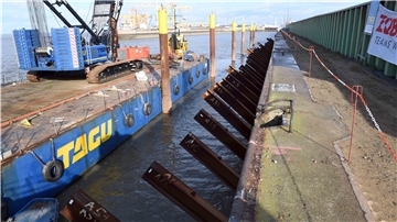 Von einem Ponton aus wurden die Schrägpfähle durch die alte Spundwand gerammt.