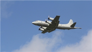 Seefernaufklärungsflugzeug vom Typ P-3 Orion in der Luft