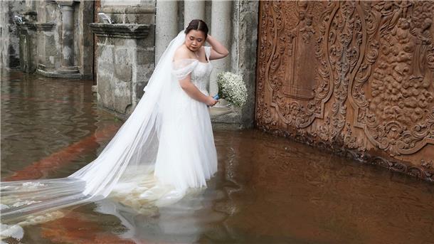 Heiraten mit pitschnassen Füßen Von einem Taifun wollte sich die Braut die Hochzeit nicht verderben lassen.