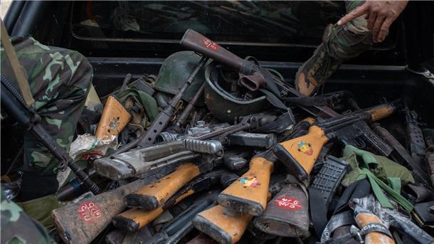 Myanmars Militär verliert die Kontrolle Von einer bewaffneten Gruppe beschlagnahmte Waffen des Militärs im Ort Loikaw im Karenni-Staat.
