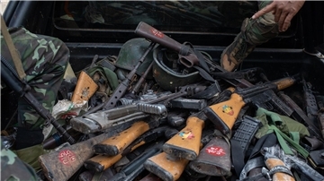 Von einer bewaffneten Gruppe beschlagnahmte Waffen des Militärs im Ort Loikaw im Karenni-Staat.