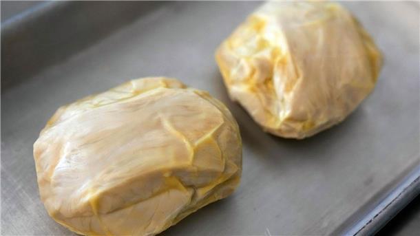 Von Good Meat kultiviertes Hühnerfleisch. Das Unternehmen und sein Konkurrent Upside Foods haben in den USA die Genehmigung für den Verkauf von aus tierischen Zellen gezüchtetem Hähnchenfleisch erhalten.