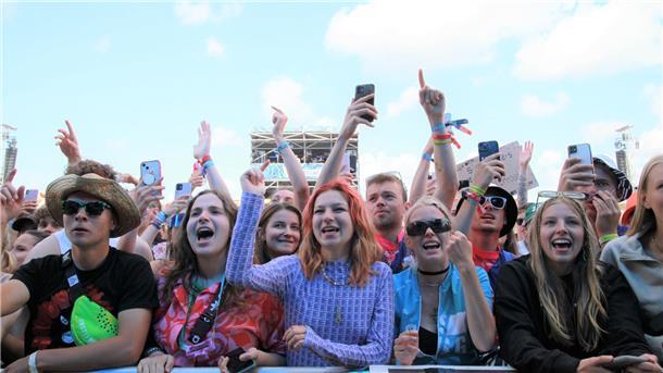 Backstage beim Deichbrand-Festival: Was posten die Stars auf Social Media? Von jetzt auf gleich war der Platz vor der Water Stage voller Aggu-Fans.