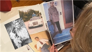 Mysteriöse Doppelmorde: Führen Hundehaare zu Serienmörder Wichmann? Eine Person betrachtet mehrere Fotos von Kurt-Werner Wichmann.