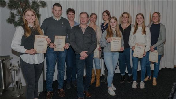 Von links: Andra Hovrecsny (erfolgr. Junge Reiterin), Jan Lücken (25 Jahre), Bertina Hovrecsny (1. Vors.), Thomas Hamann (Kassenwart), Kathrin Heimann (25 Jahre und 2. Vors.), Aline von Hasseln (Jugendwartin), Eske Bieder (erfolgr. Juniorin), Ann-Katharina Aldag (Schriftwartin), Nele Joswig (erfolgr. Ponyreiterin), Janneke Strass (25 Jahre).