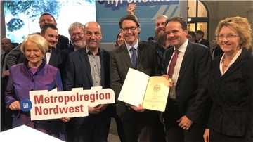 Von links: Bremer Bundestagsabgeordnete Elisabeth Motschmann (CDU), EWE-Vorstandschef Stefan Dohler, Verkehrsminister Andreas Scheuer (CSU), EWE-Technikvorstand Urban Keussen und die Delmenhorster Bundestagsabgeordnete Susanne Mittag (SPD).