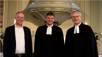 Der Vorsitzende der Kirchenkreissynode, Pastor Markus Stamme (Selsingen), Pastor Carsten Stock und Pastor Gerhard Schäfer (St. Libtorius) stehen nebeneinander vor der Kanzel.
