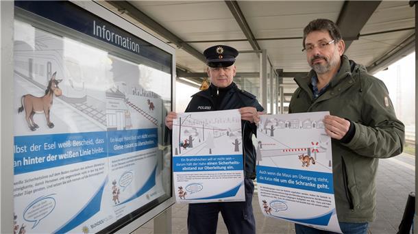 Lebensgefahr an den Bahngleisen Von links: Detlef Moors (Präventionsbeauftragter der Bundespolizei) und Thomas Schäfer (Bahnhofmanagement Bremerhaven/Osnabrück).